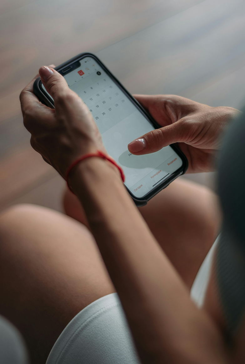 Agente haciendo seguimiento post-atención por WhatsApp